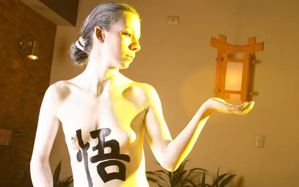 mujer kanji body painting